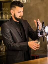 barman derrière son bar à cocktails