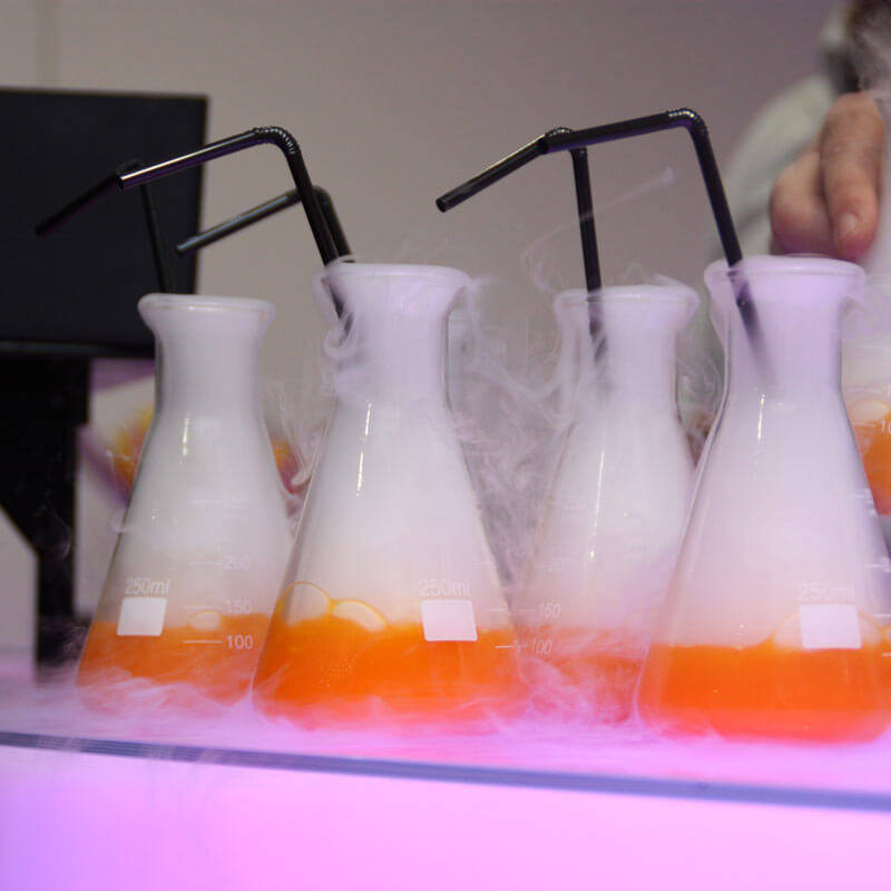 Cocktails fumant servis dans des erlenmeyers